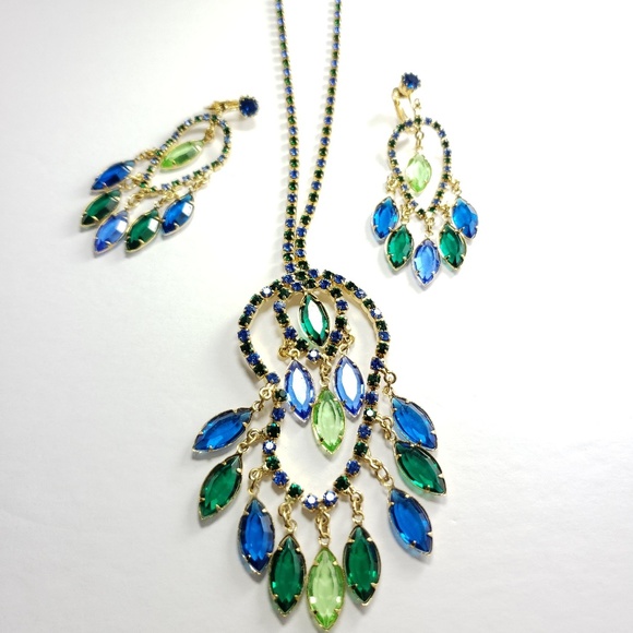 Jewelry - Beautiful matching necklace & earrings
